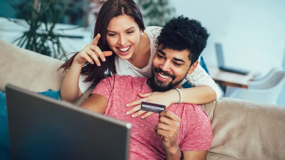 couple online shopping